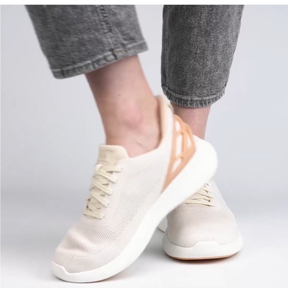 Kizik Women’s Athens slip on Sneakers White Cream - Sz 10